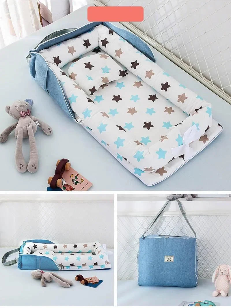 Lit de voyage bébé pliable bleu avec matelas motif étoiles, portable et confortable.