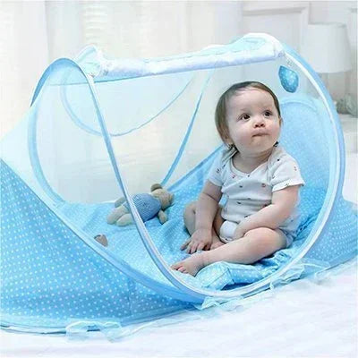 Lit moustiquaire bebe bleu avec bébé assis