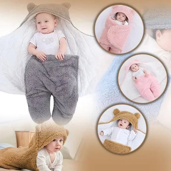 Bébé emmailloté dans un nid d'ange peluche doux avec capuche oreilles, couleur rose, gris et beige.