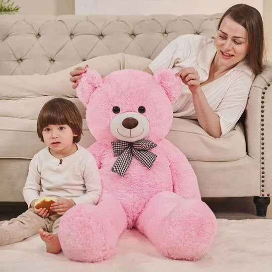 Ours en peluche xxl rose a coté de bébé et maman