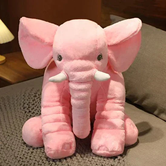 peluche elephant rose posé sur le canapé