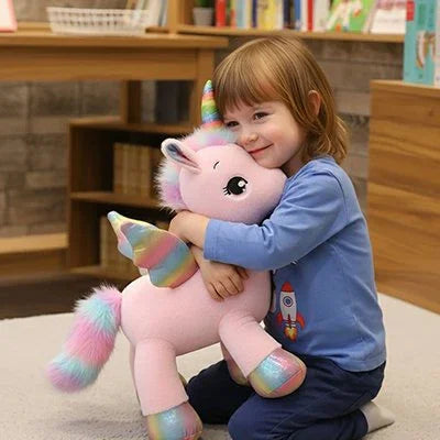 Peluche licorne rose qui fait calin a une petite fille
