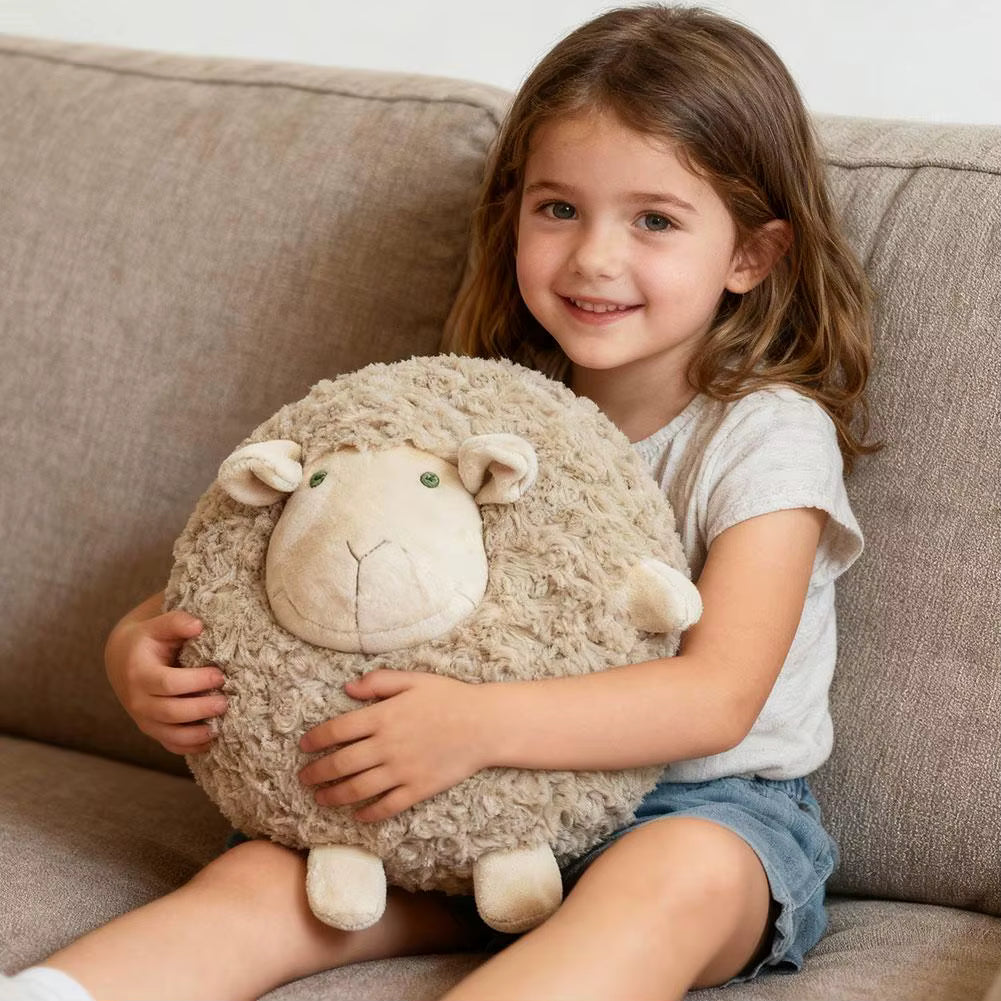 peluche-mouton-rond-dans-les-bras-petite-fille