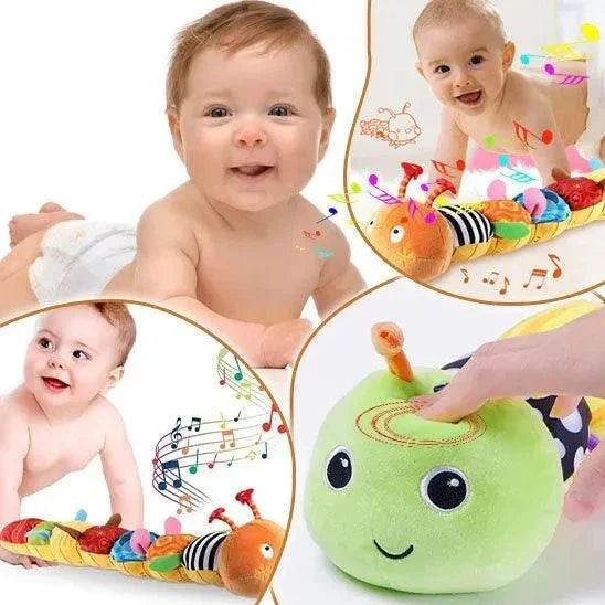 Bébé jouant avec une peluche musicale chenille colorée, jouet d'éveil enfant