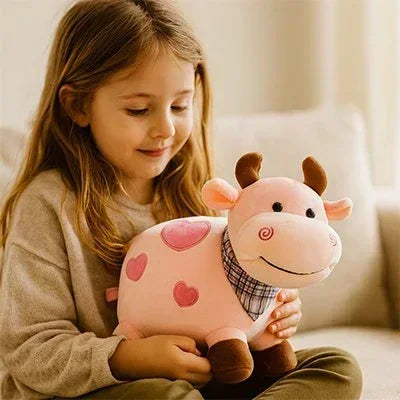 Peluche vache dans les bras d'un enfant