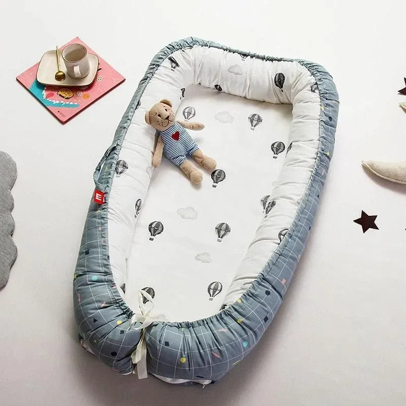 réducteur de lit bébé gris imprimé montgolfières avec peluche, chambre enfant