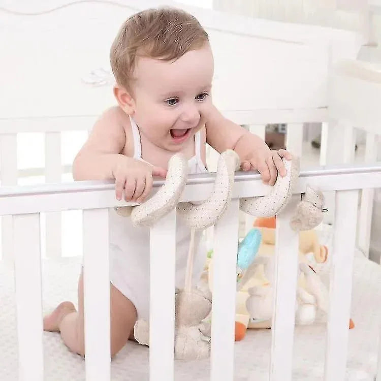 Bébé souriant dans son lit avec doudou doux pour éveil et confort - Nanoukid