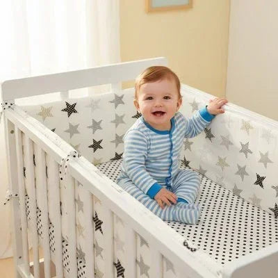 Tour de lit bébé avec bebe assis au milieu