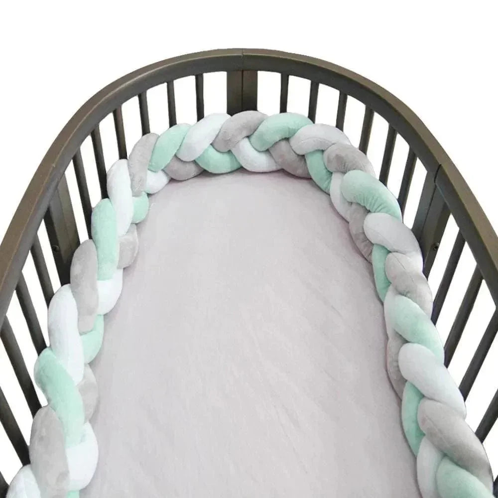 Tour de lit tressé gris blanc vert dans un lit bébé sécurisé, protection douce