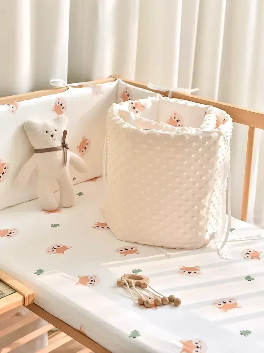 Lit bébé avec tresse moelleuse, doudou ours et drap motifs renard, idéal cadeau de naissance et confort du sommeil - Nanoukid
