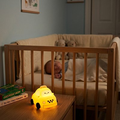 Veilleuse bebe allumé pour bébé qui dort dans son lit sereinement