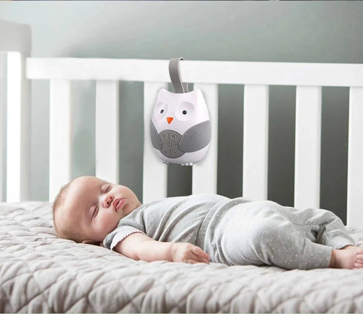 Veilleuse bébé hibou à bruit blanc accrochée à un lit, bébé dormant paisiblement
