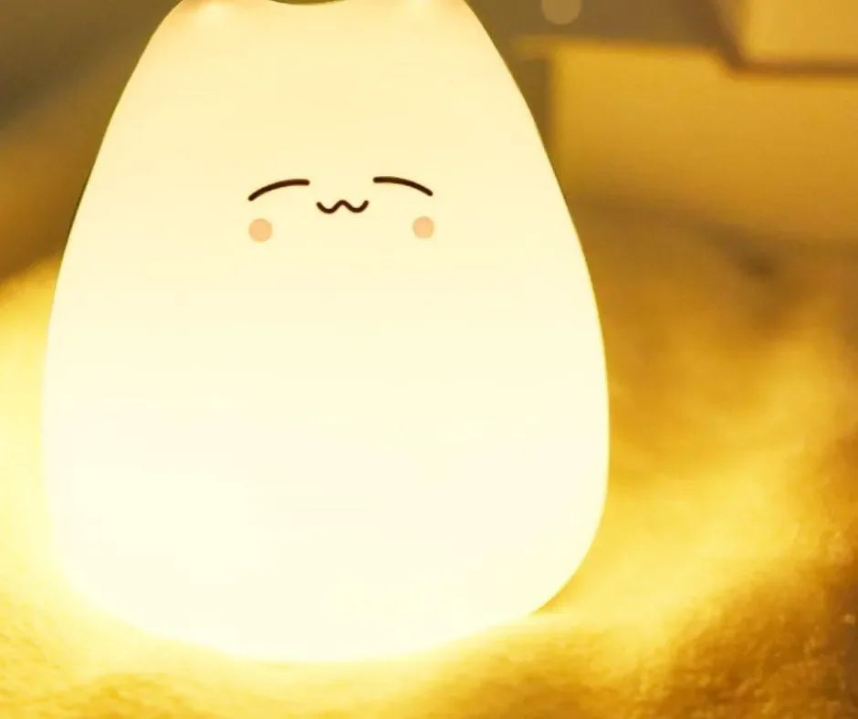 veilleuse chat bébé LED douce lumière nuit apaisante, forme chat kawaii, ambiance chambre
