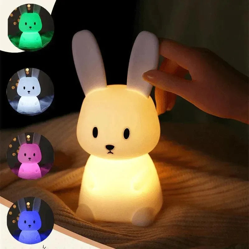 Veilleuse bébé en forme de lapin avec lumière LED multicolore, posée sur couverture