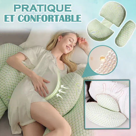 Femme enceinte allongée avec coussin d’allaitement ergonomique vert, confort grossesse