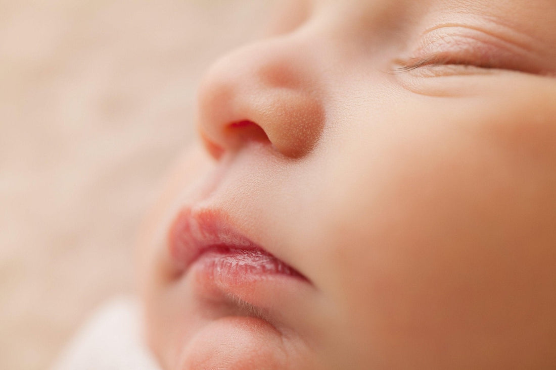 Gros plan visage bébé endormi, peau douce, sommeil paisible, ambiance rassurante