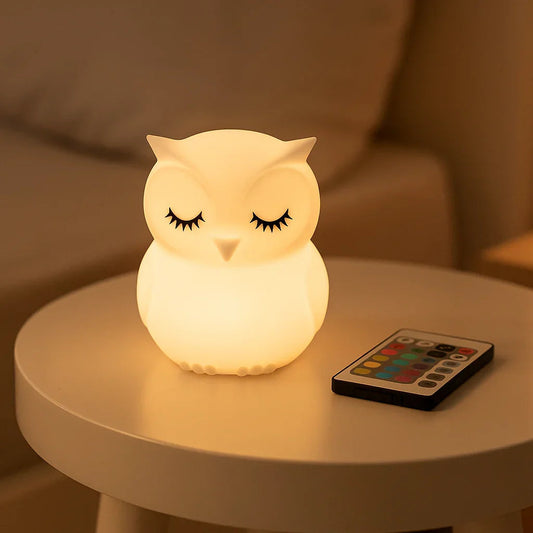 Veilleuse bébé chouette lumineuse avec télécommande sur table de chevet