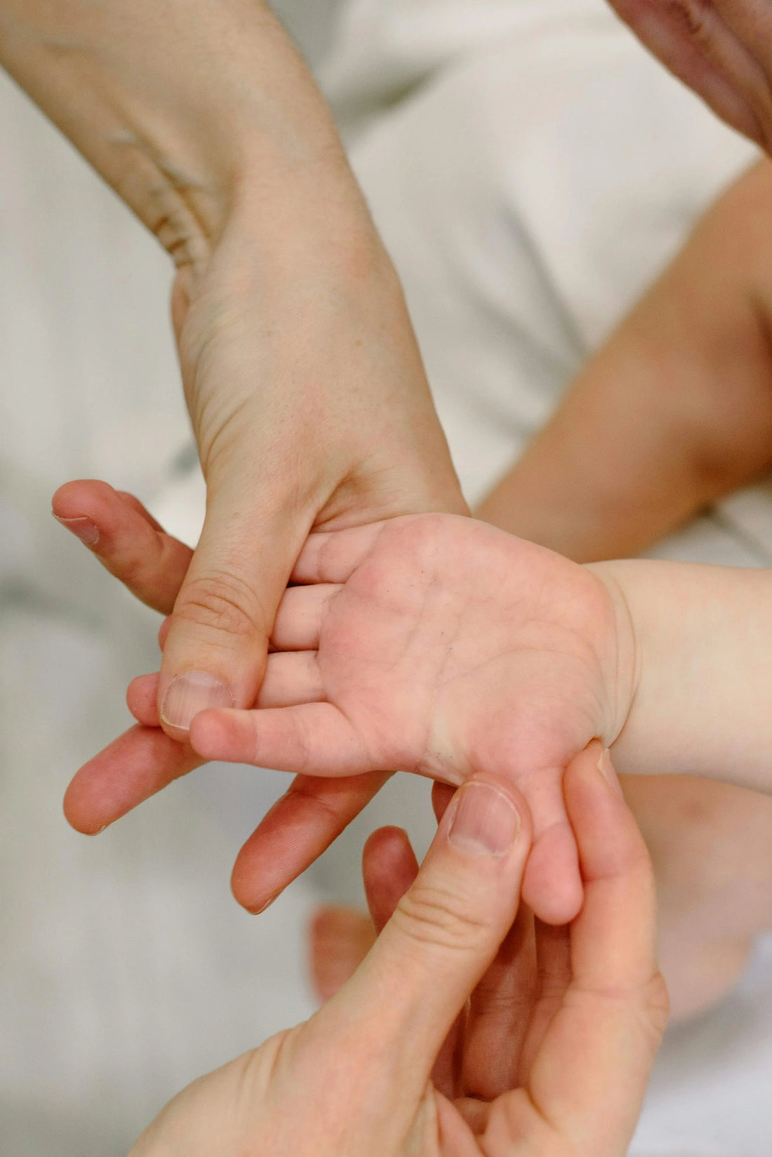 Massage apaisant de la main d’un bébé pour le bien-être et le sommeil de l’enfant