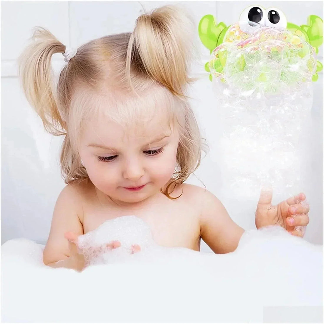 Bébé joue dans un bain moussant avec un jouet d'éveil en forme de grenouille.