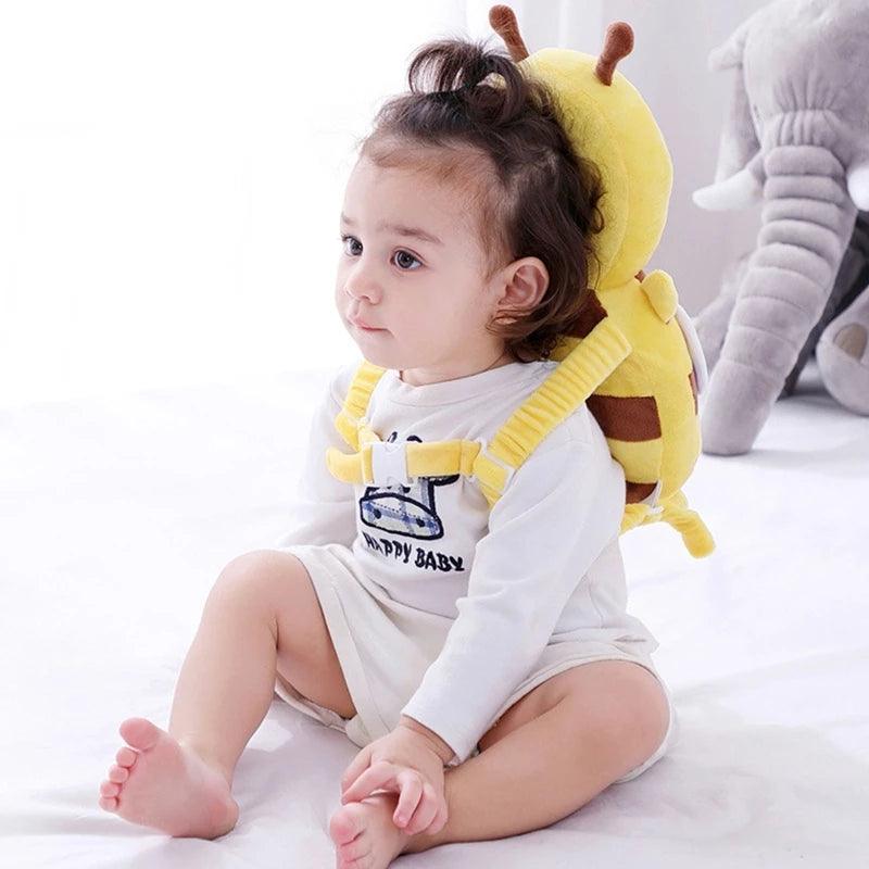 Bébé assis avec sac à dos anti-chute jaune abeille, protection sécurité enfant