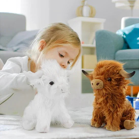 Enfant jouant avec deux peluches vache, une blanche et une marron, dans un salon lumineux