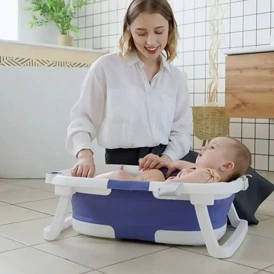 Baignoire bébé  avec maman qui lave bébé 