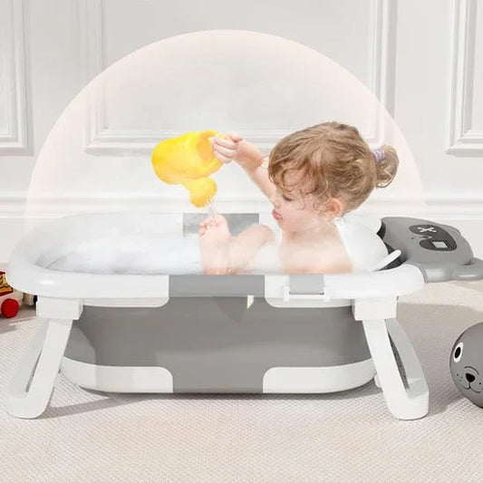 Baignoire bébé  avec petite fille qui joue