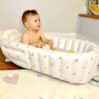 Baignoire bébé gonflable avec bébé qui se lave
