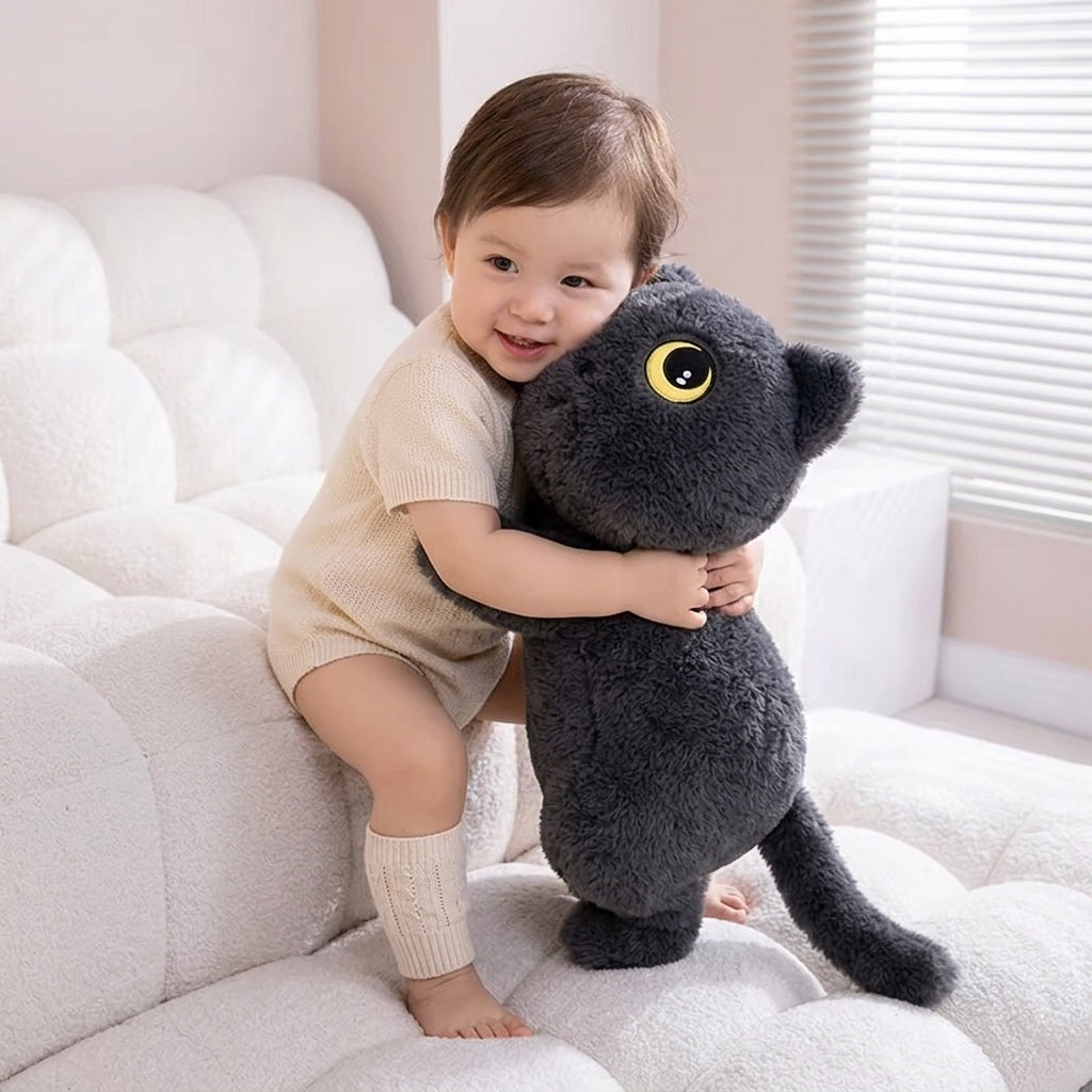 bebe avec chat peluche géante