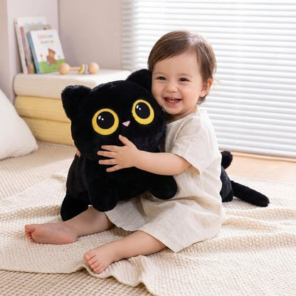 bebe avec sa peluche noire chat
