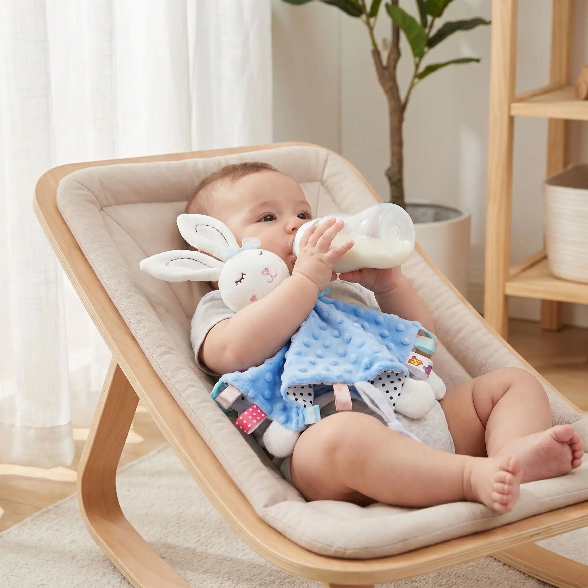 bebe-boit-bibereon-avec-doudou-lapin-bleu