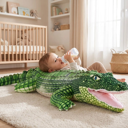 bebe boit biberon couche sur sa peluche crocodile