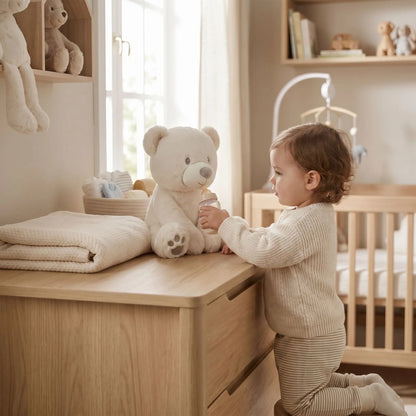 bebe-donne-biberon-doudou-ours-en-peluche