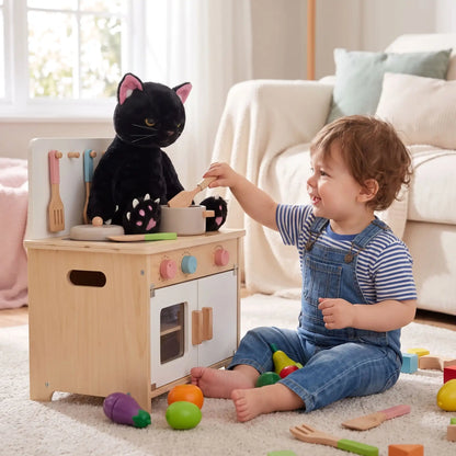 bebe fille joue a la dinette avec sa peluche chat