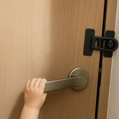 Bloque porte bebe férmé bébé main sur la clinche