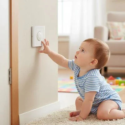 Cache prise  avec bébé qui essaie de toucher