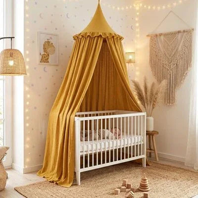 Ciel de lit  bébé moutarde sur lit en bois blanc