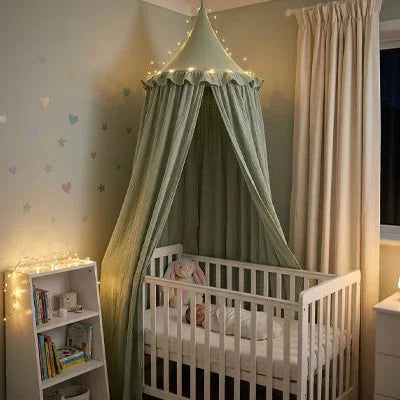 Ciel de lit bébé vert dans sa chambre