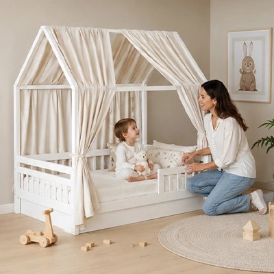 Ciel de lit enfant  et bébé dans son avec maman à coté