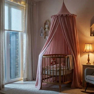 Ciel de lit  rose autour du lit en bois de bébé
