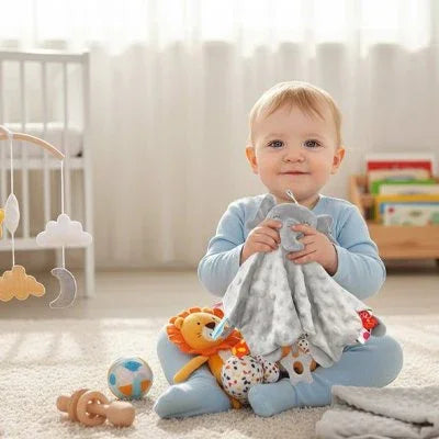 Doudou bebe avec bébé assis au sol pyjama bleu