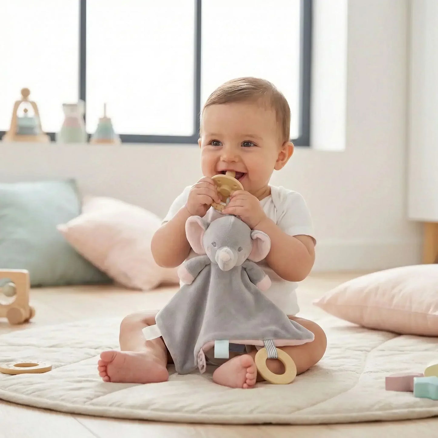 Bébé souriant avec doudou éléphant doux, idéal pour le sommeil et l’éveil, cadeau de naissance - Nanoukid