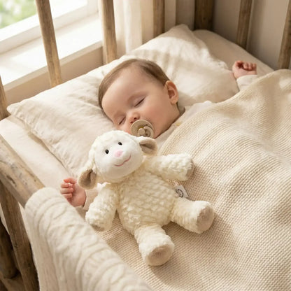 Bébé dormant paisiblement avec un doudou mouton beige, idéal cadeau de naissance et confort du sommeil - Nanoukid