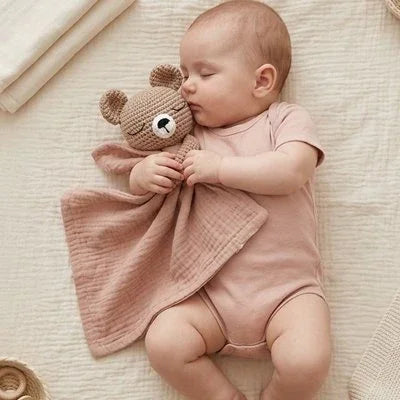 Doudou bebe ours en crochet et carré tissu