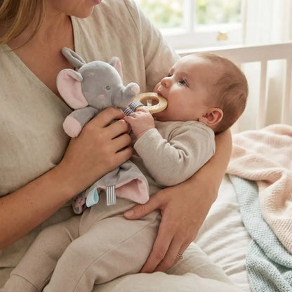 Bébé câlinant un doudou éléphant plat, idéal comme cadeau de naissance pour le confort et le sommeil - Nanoukid