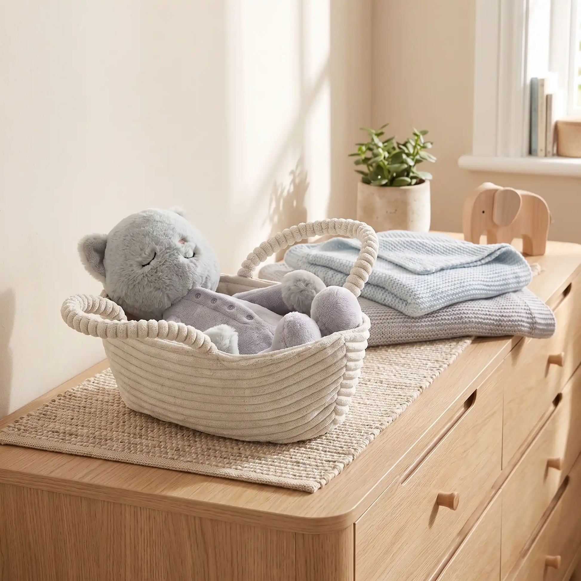 doudou chat bebe avec panier rassurant