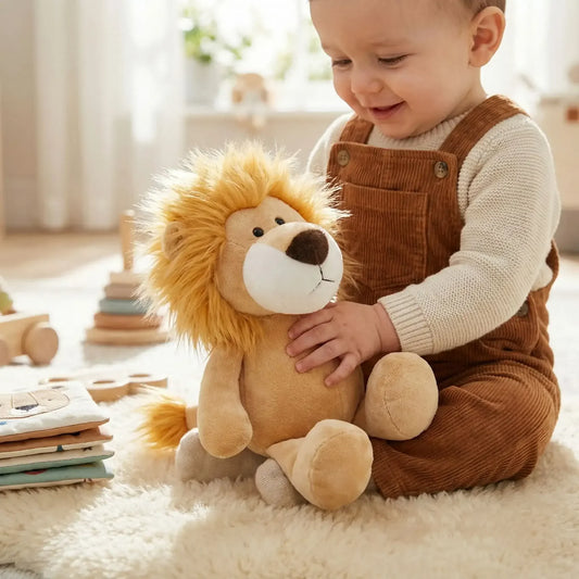 Bébé souriant tenant un doudou lion peluche doux sur un tapis de chambre enfant.