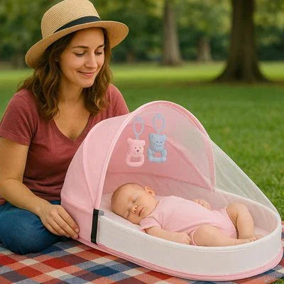 Lit bebe de voyage rose avec bébé dedans et sa maman