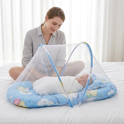 Lit moustiquaire bebe qui dort et maman a coté