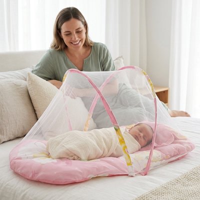 Lit moustiquaire bebe rose avec bébé fille dedans